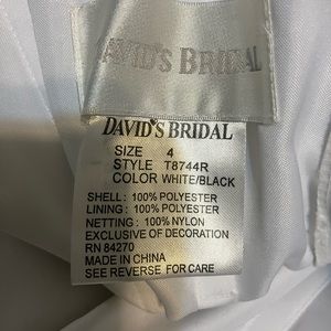 I’m selling my wedding that I never wore once for $275